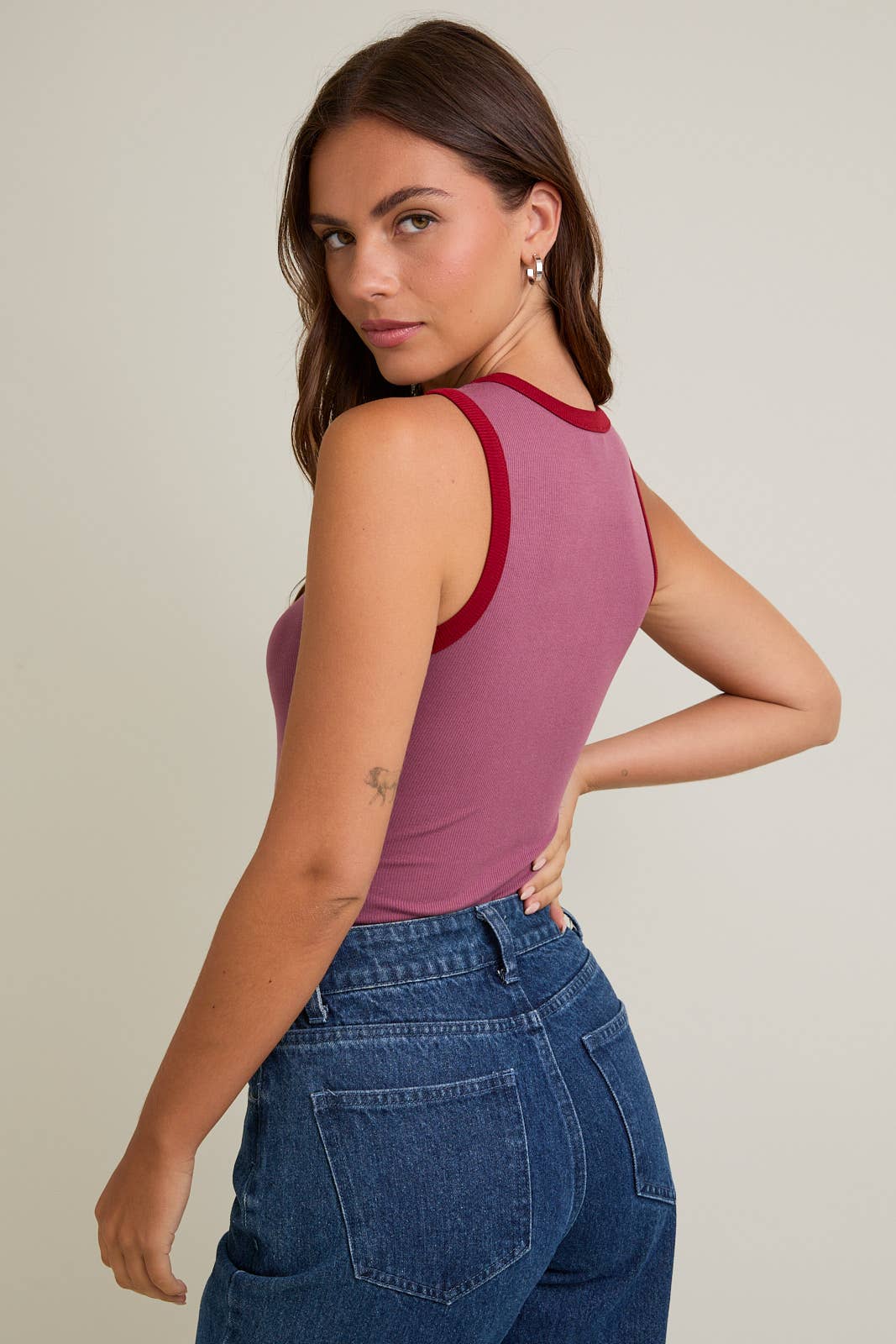 ROUND NECK SLEEVELESS RIBBED COLOR BLOCK BODYSUIT: BERRY-BURGUNDY / M