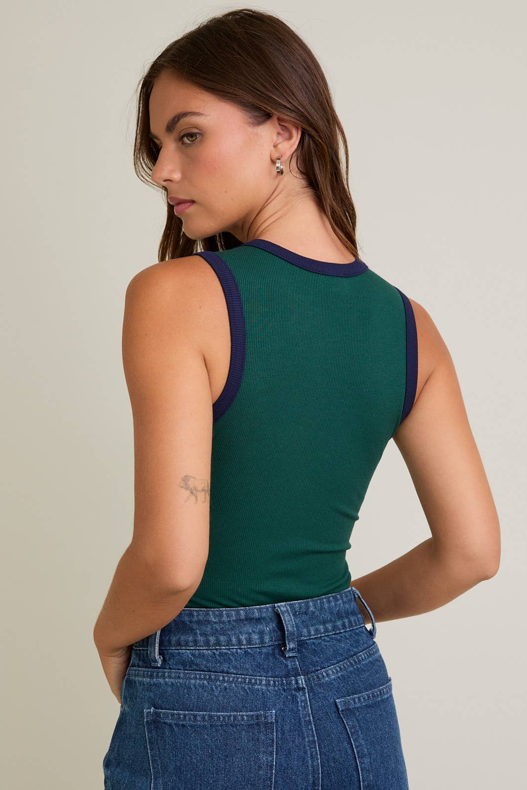 ROUND NECK SLEEVELESS RIBBED COLOR BLOCK BODYSUIT: DK GREEN-NAVY / S