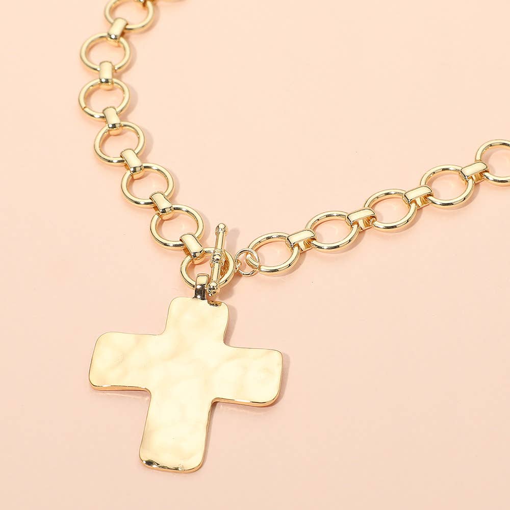 Hammered Matte Metal Cross Pendant Chunky Chain Toggle Necklace: Gold