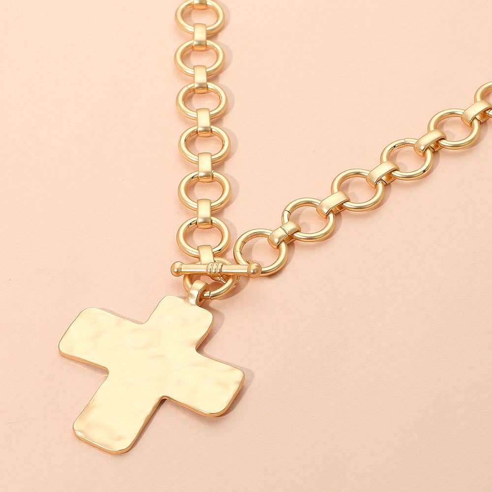 Hammered Matte Metal Cross Pendant Chunky Chain Toggle Necklace: Gold
