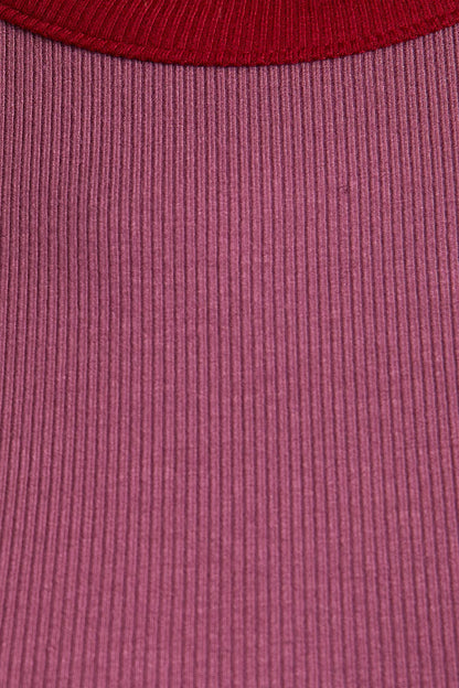 ROUND NECK SLEEVELESS RIBBED COLOR BLOCK BODYSUIT: BERRY-BURGUNDY / M