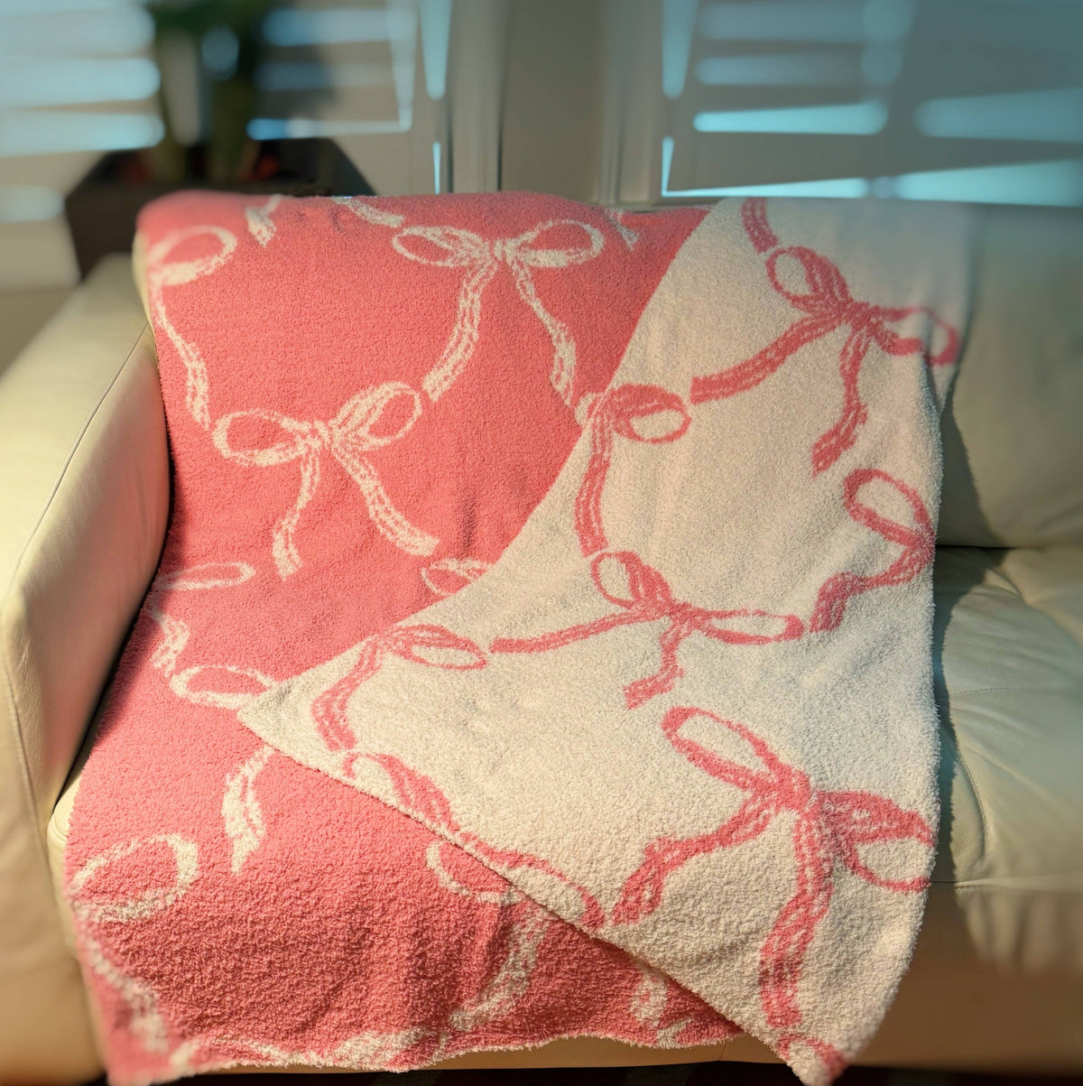 Bow Scalloped Coziest Blanket: Gray/Pink