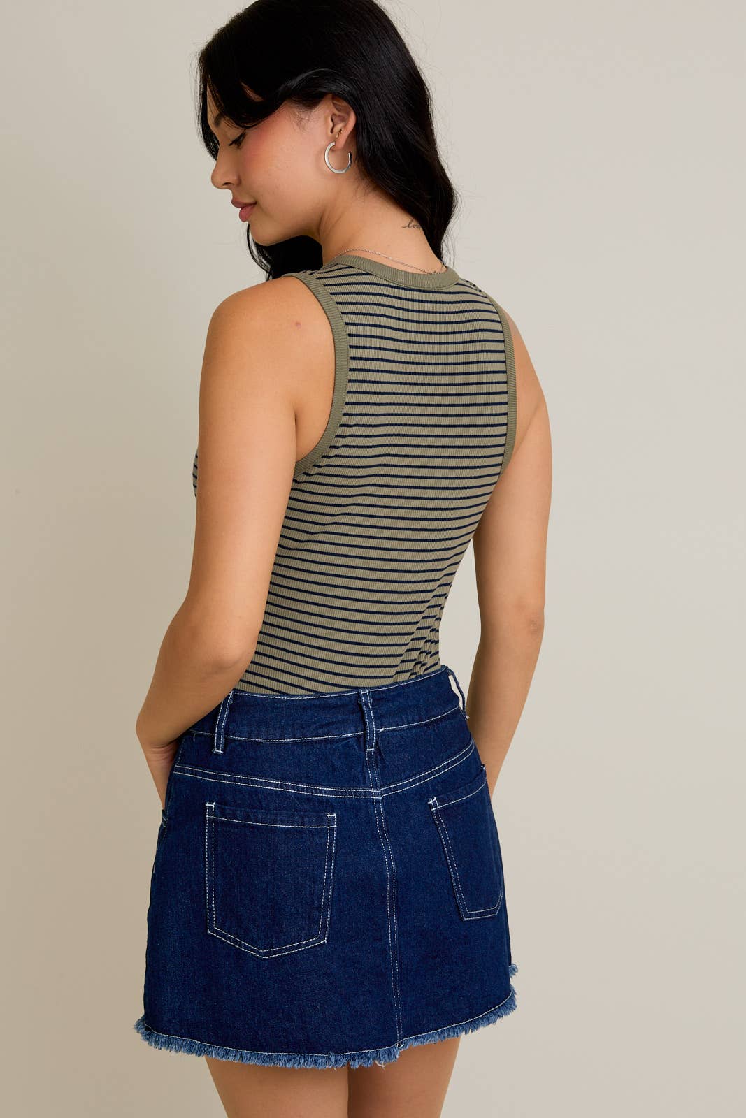 ROUND NECK SLEEVELESS STRIPE BODYSUIT: CREAM-BLACK STRIPE / M
