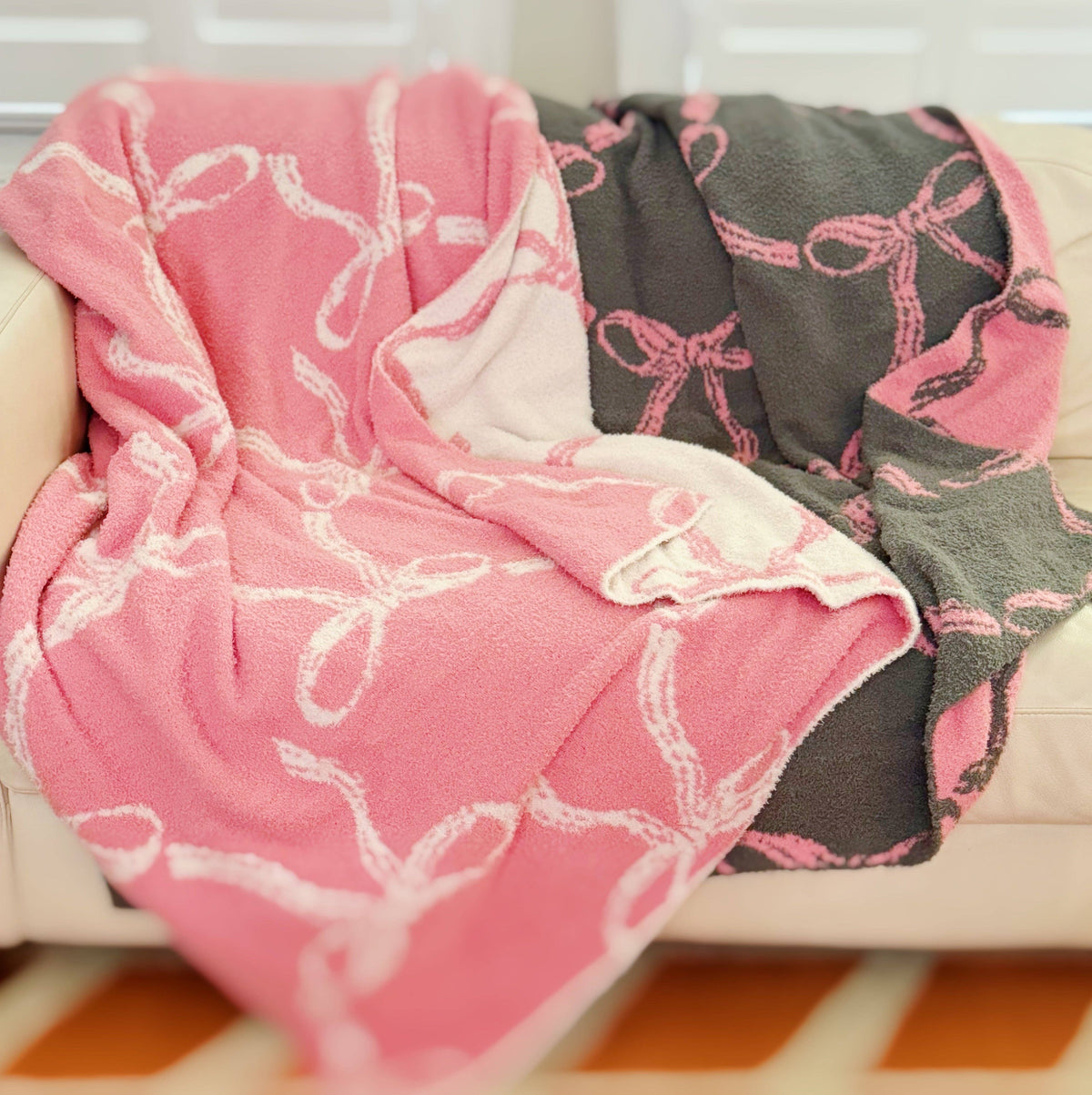 Bow Scalloped Coziest Blanket: Gray/Pink