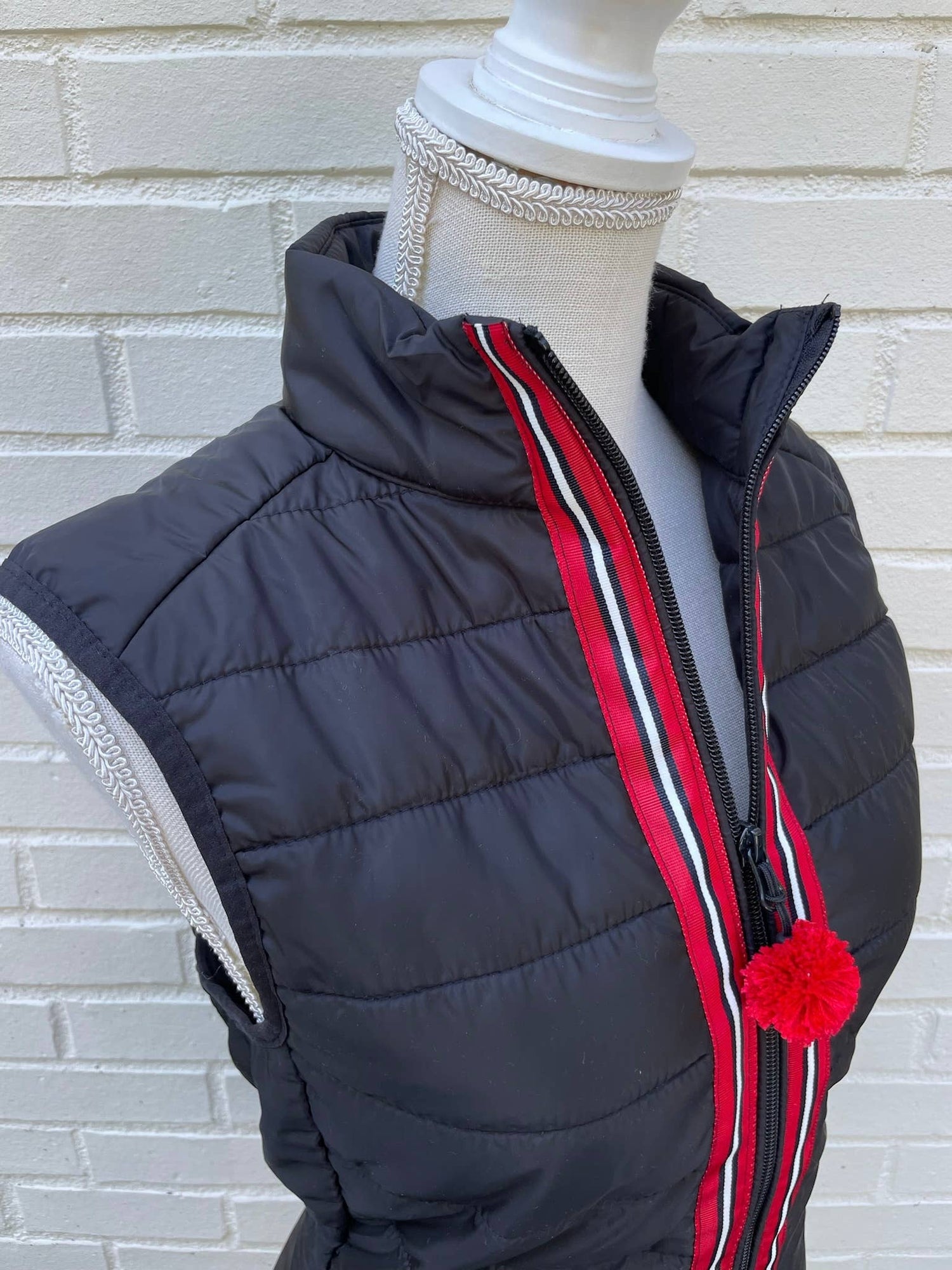 Maggie May Puffer Vest - Black w Black, White &amp; Red Stripe: Black w Black White &amp; Red Stripe Ribbon