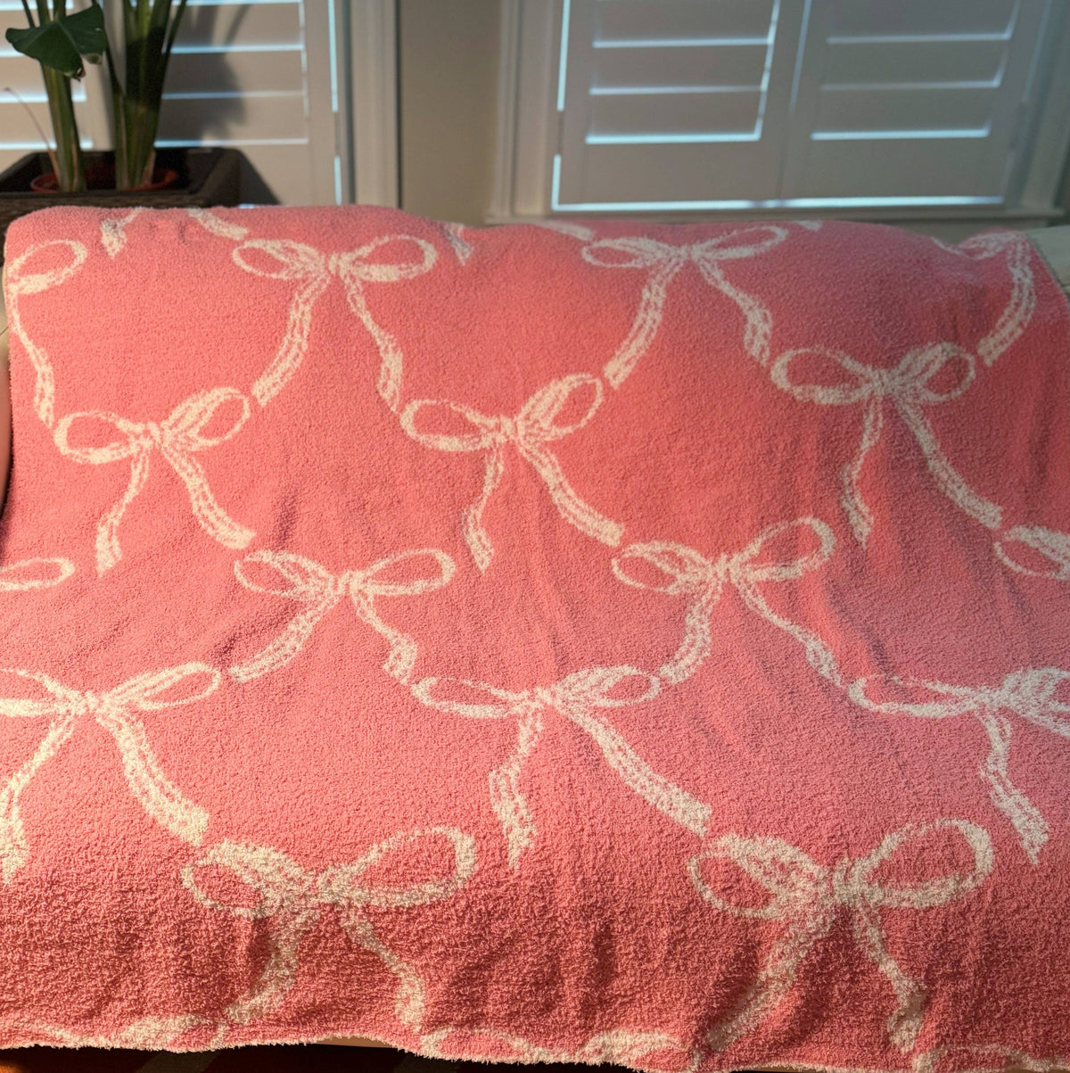 Bow Scalloped Coziest Blanket: Gray/Pink