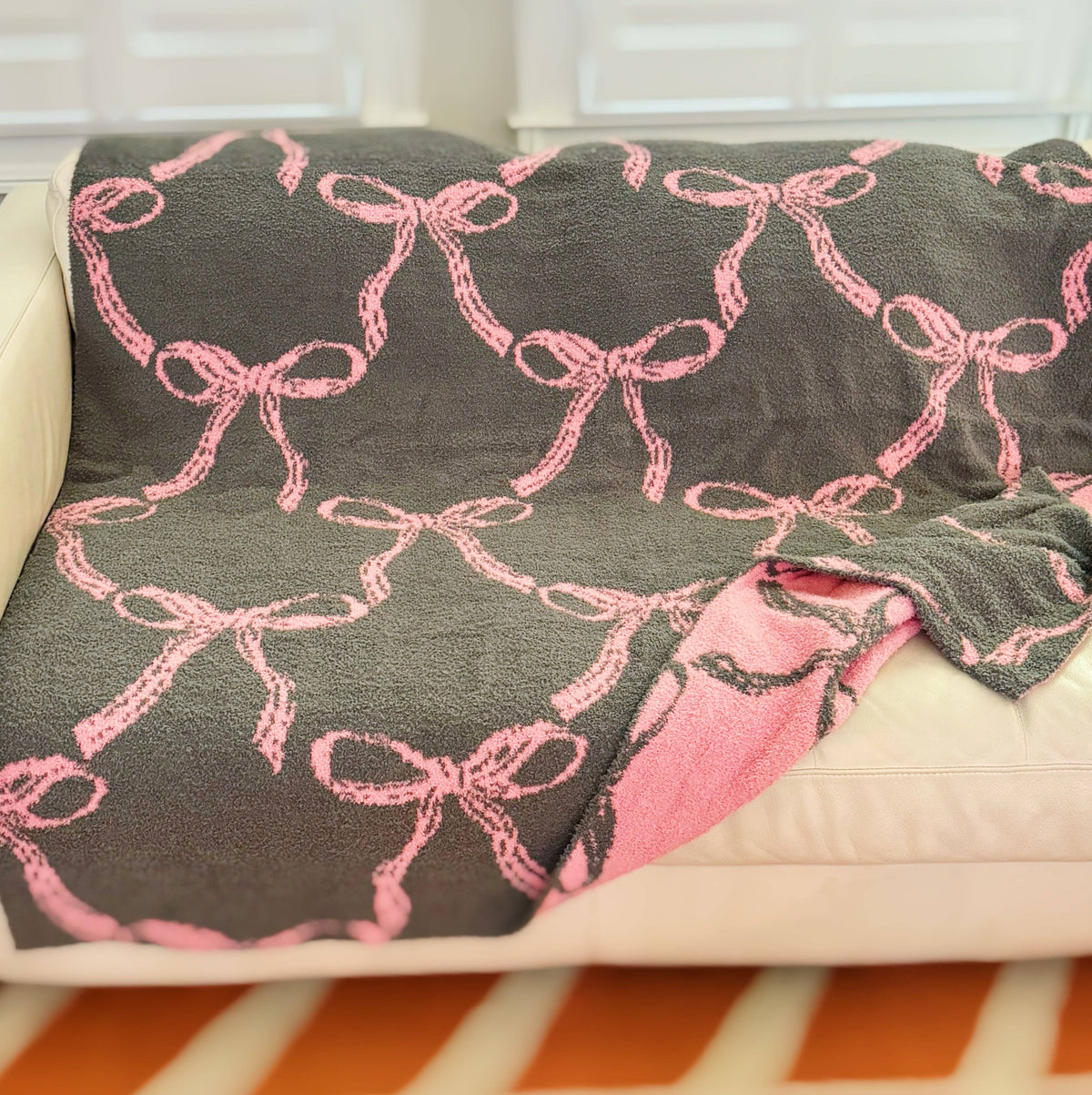 Bow Scalloped Coziest Blanket: Gray/Pink
