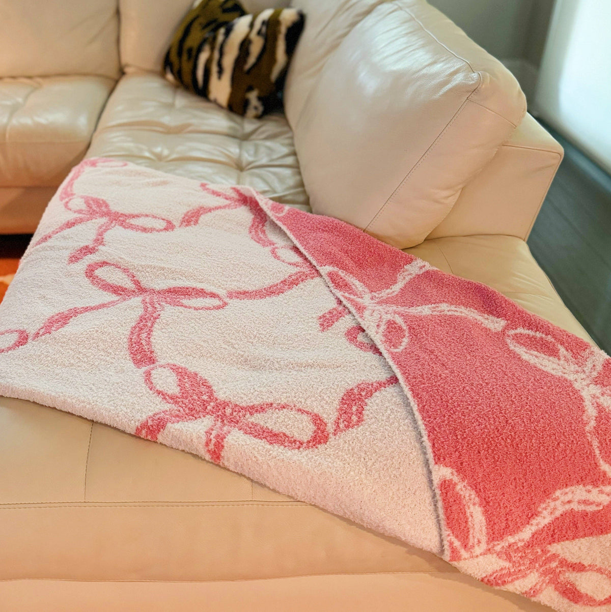 Bow Scalloped Coziest Blanket: Gray/Pink